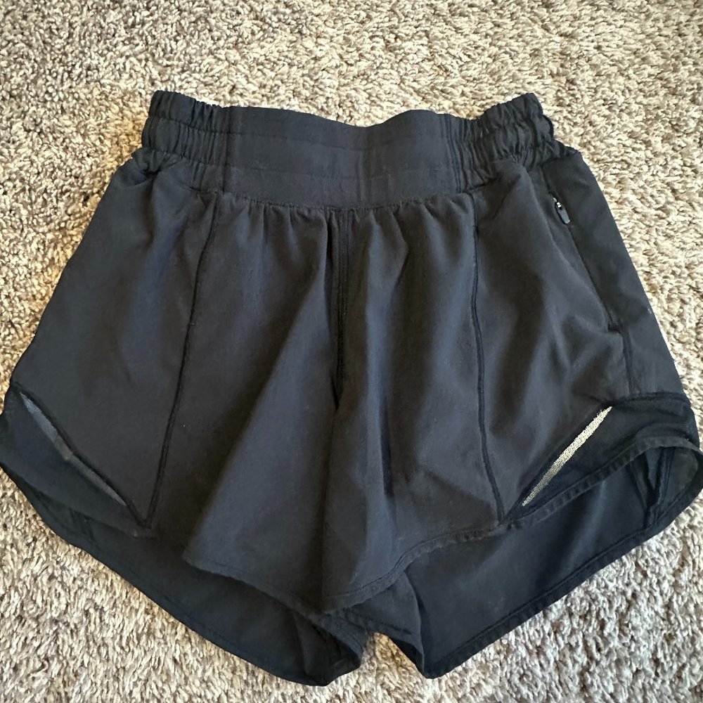 Lululemon Hotty Hot Shorts - low rise - size 0, 4"